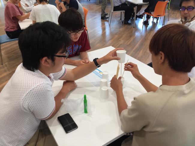 タワーの作成に取り組む学生の様子