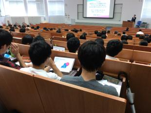 PROG解説会で説明を受ける1年生