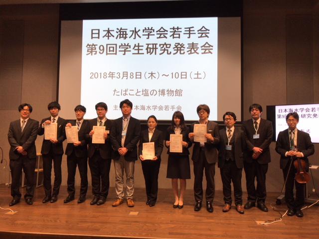 表彰式での集合写真（左から4人目：長嶋君，同7人目：加藤さん）