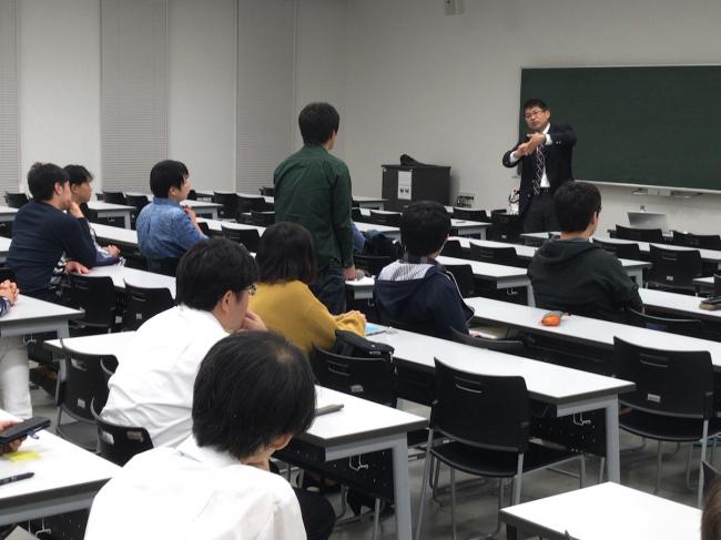 大学院生に熱く語ってくださった渡邊先生の様子