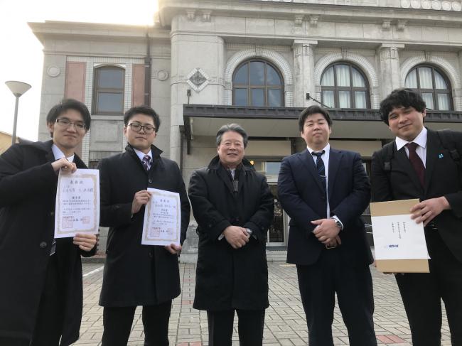 授賞式後の記念撮影（左から大津君，木村君，日秋教授（指導教授），大野君（卒業生），永井君（B4，残念ながら受賞できず））