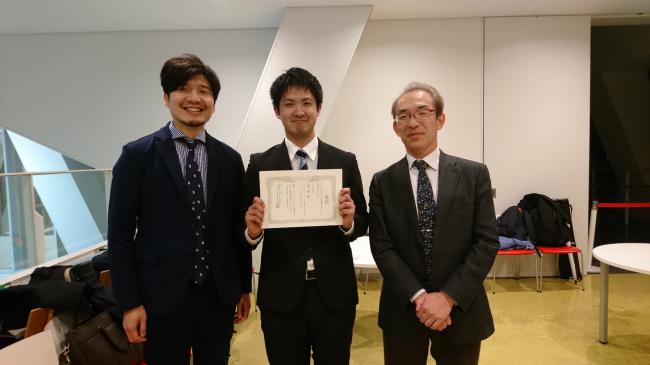 受賞後の記念撮影（左から木村専任講師，草刈君，山田教授（指導教授））