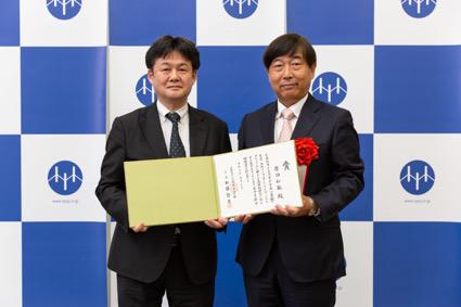 授賞式（左：加藤隆史高分子学会会長、右：原口教授）