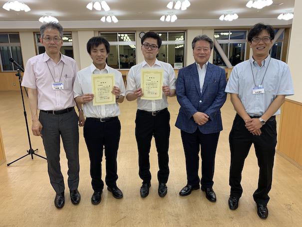 受賞後の記念撮影（左から外輪 年会実行委員長，久保君，木村君，日秋教授，松本准教授）